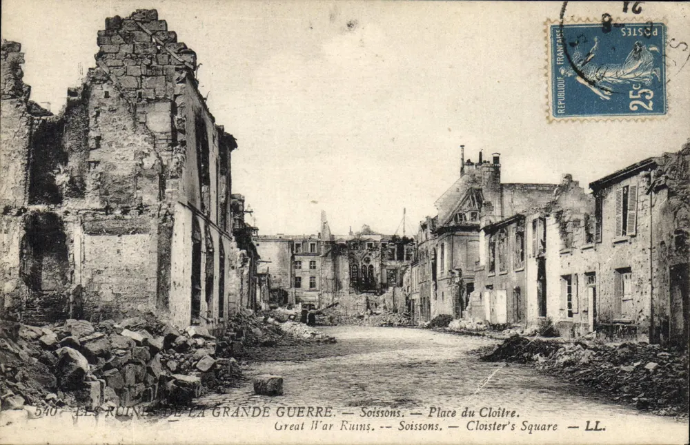 Überreste des Großen Krieges — Soissons — Place du Cloître - Vorderseite