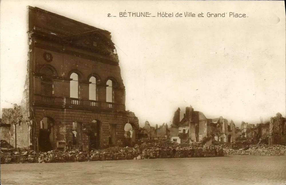 Béthune — Rathaus und Grand' Place in Ruinen — Verlag nicht sichtbar - Vorderseite