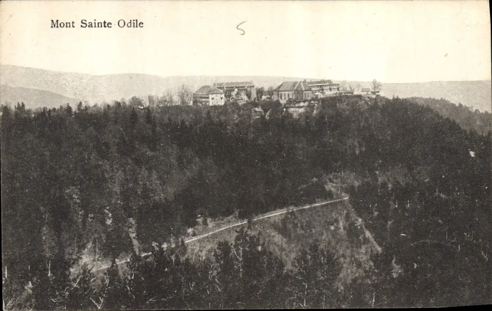 Monte Sainte-Odile — vista panorâmica do santuário em uma colina florestada — Felix Laub, editor, Strasbourg - Frente