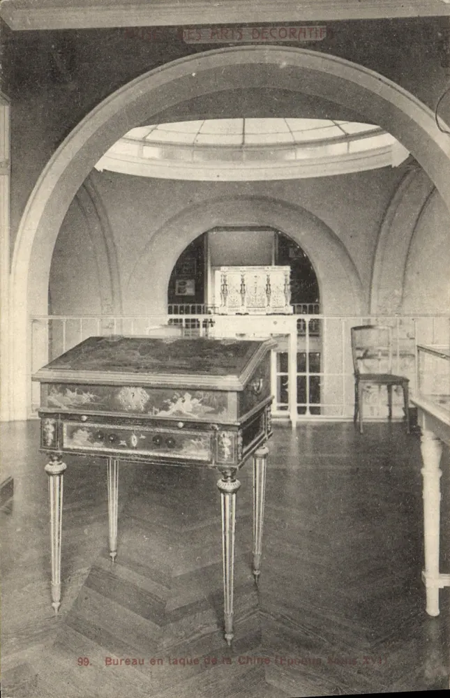 Bureau en laque de la Chine (Époque Louis XV) — Musée des Arts Décoratifs — Éditions du Vieux Paris - Frente