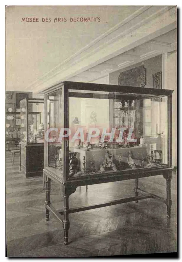 Museu das Artes Decorativas — Sala de exposição com vitrine — Éditions du Vieux Paris Artistique et Pictoresque - Frente