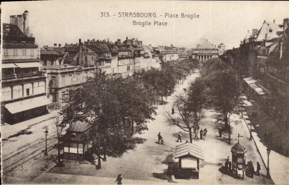 Strasburg — Plac Broglie — widok panoramiczny z kioskami i apteką — wydawca Ch. Bergeret, n° 313 - Awers