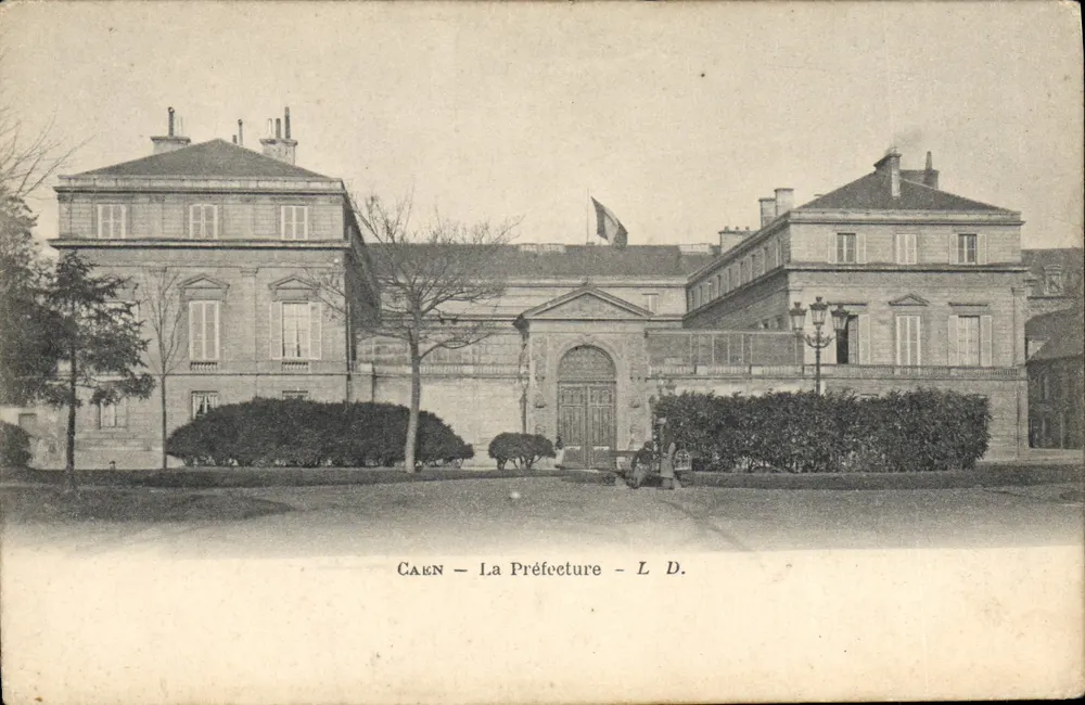 Caen — A Prefeitura — L. D. - Frente
