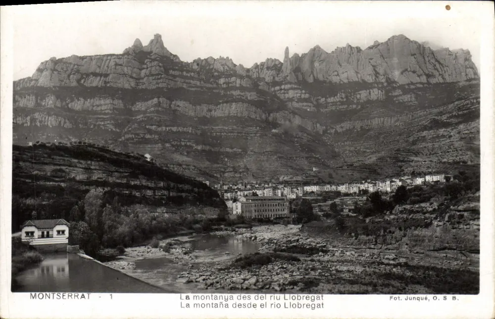 Montserrat — Ansicht der Berg von der Llobregat-Fluss — Foto. Junqué, O. S. B. - Vorderseite