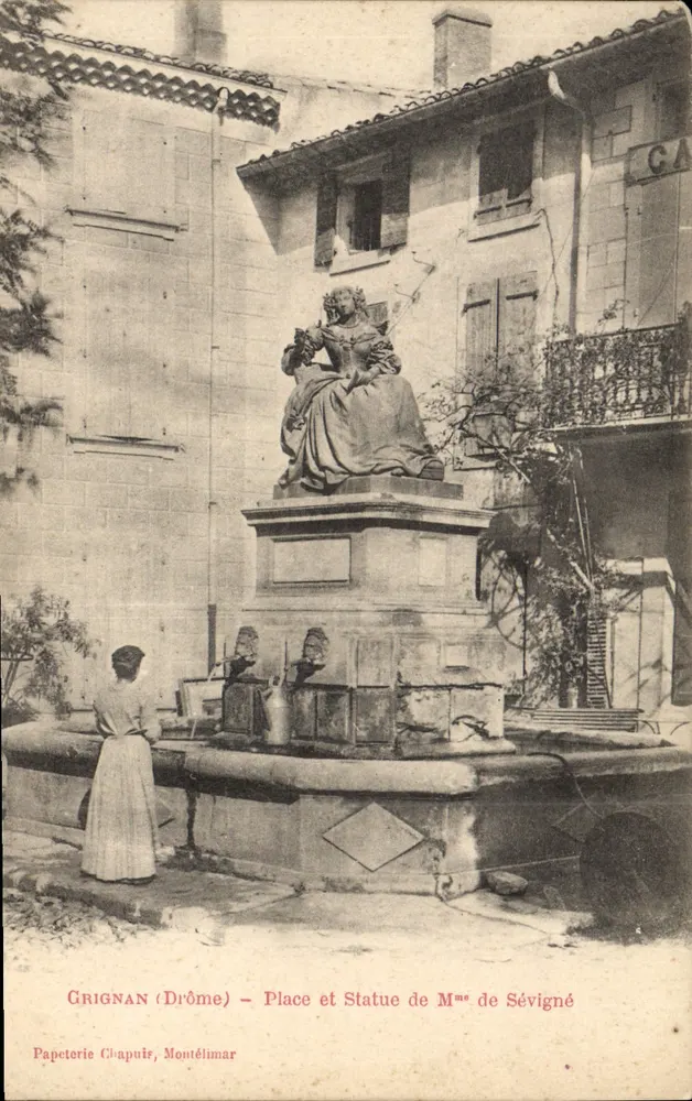 Grignan (Drôme) — Praça e Estátua da Sra. de Sévigné — Papeterie Chapuis, Montélimar - Frente