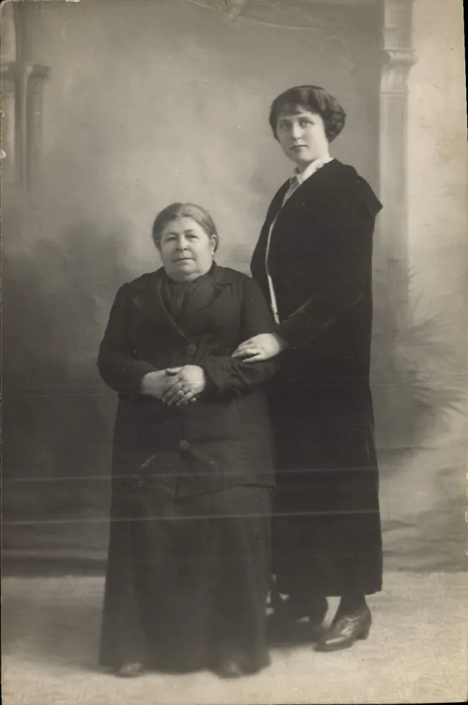 Duas mulheres — retrato de estúdio — editor desconhecido, n° 180 - Frente