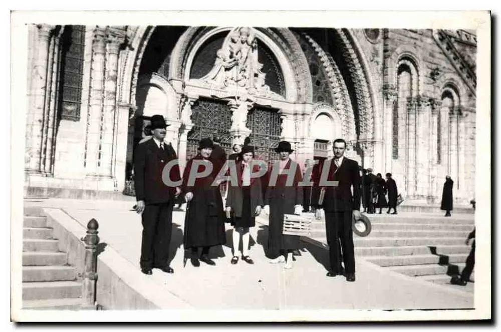 Grupo diante da catedral — editor Carte Postale 50 - Frente