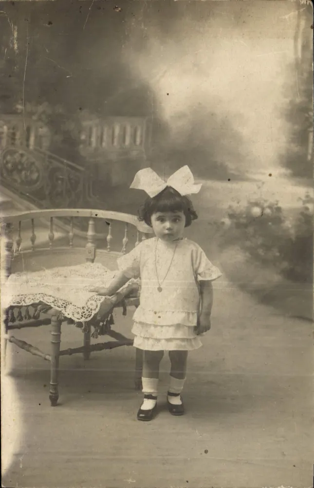 Menina pequena — retrato de estúdio — editor desconhecido, n° de série 30 - Frente