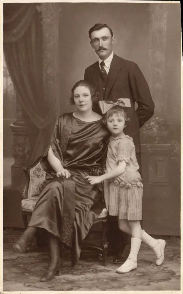 Familie — Studioporträt — Union Postale Universelle, Nr. 150 - Vorderseite