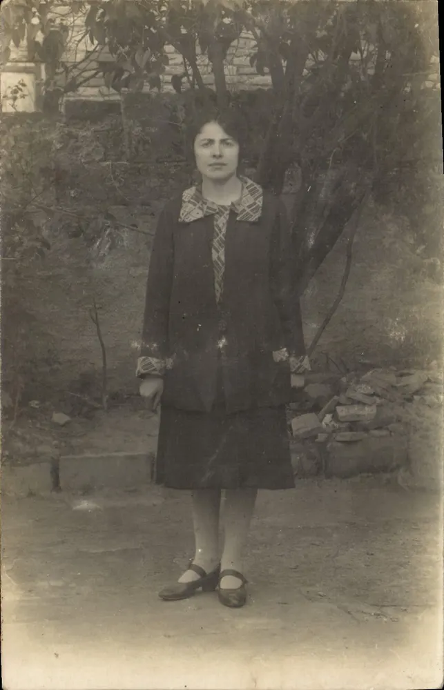 Mulher em traje da época — diante de uma árvore — n°80 - Frente