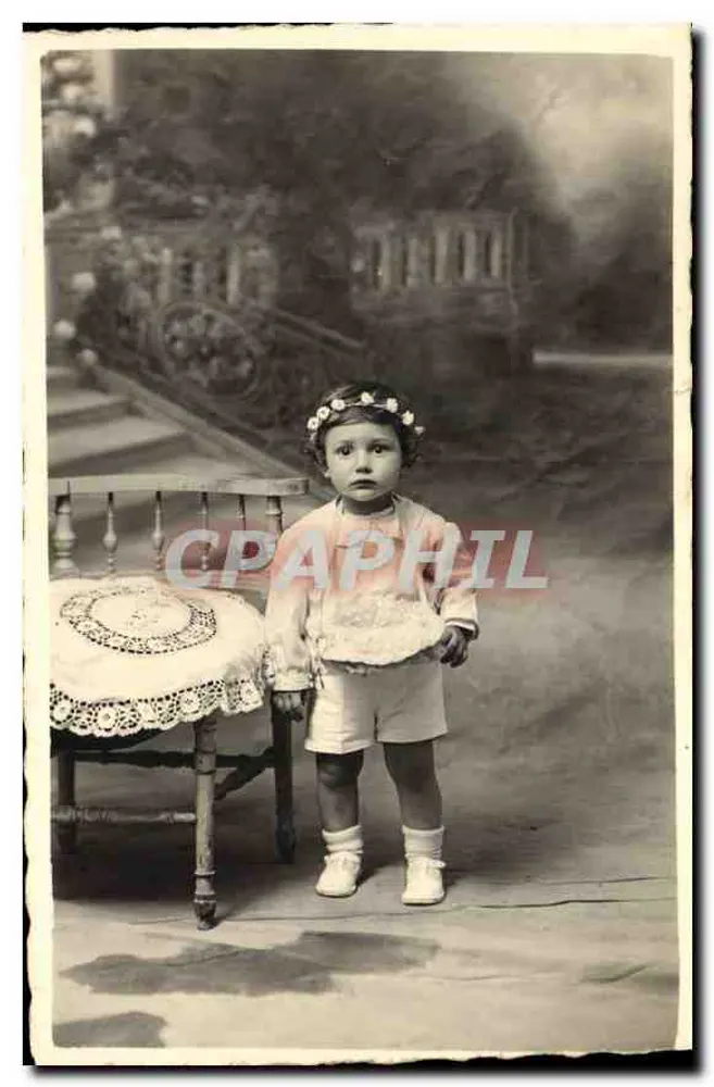 Criança em vestido com mangas onduladas — coroa de flores — estúdio fotográfico - Frente