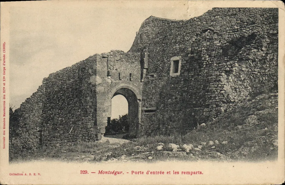 Montségur — Porte d'entrée et les remparts — Souvenir des Grandes Maçonnées des XIVe et XVe Corps d'armée (1903). - Vorderseite