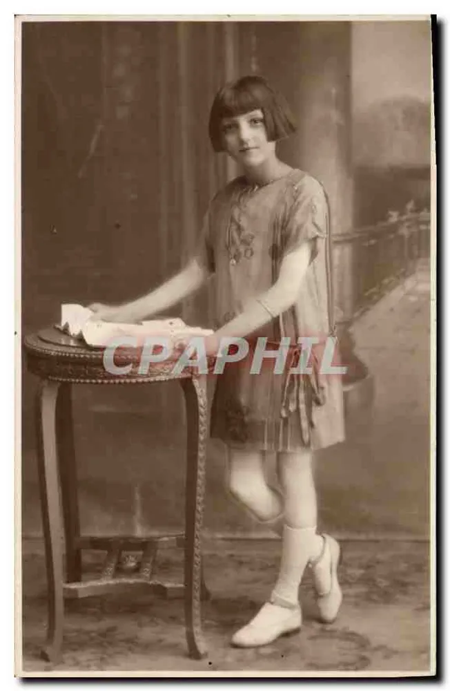 Menina jovem — pose no estúdio — Union Postale Universelle - Frente