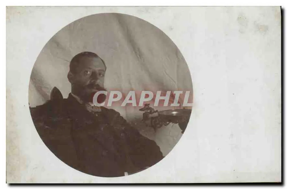 Retrato de um homem em uniforme — editor não identificado — número de série não visível - Frente