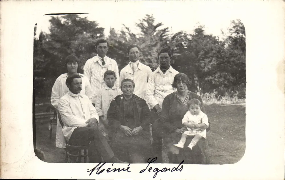 Familie Legards — Außenaufnahme — handschriftliche Legende - Vorderseite