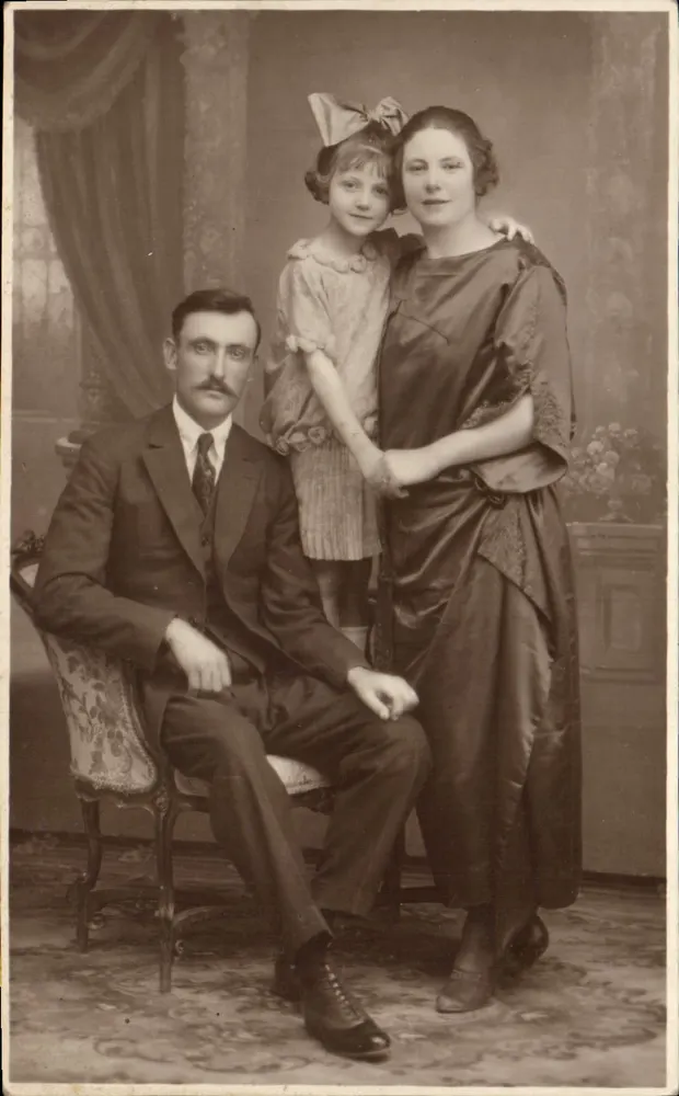 Familie — Portraitstudio — Union Postale Universelle - Vorderseite