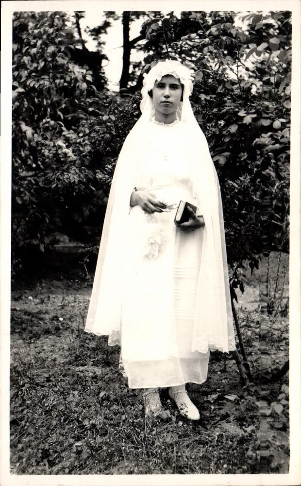 Menina com vestido branco e véu — número de série não visível - Frente