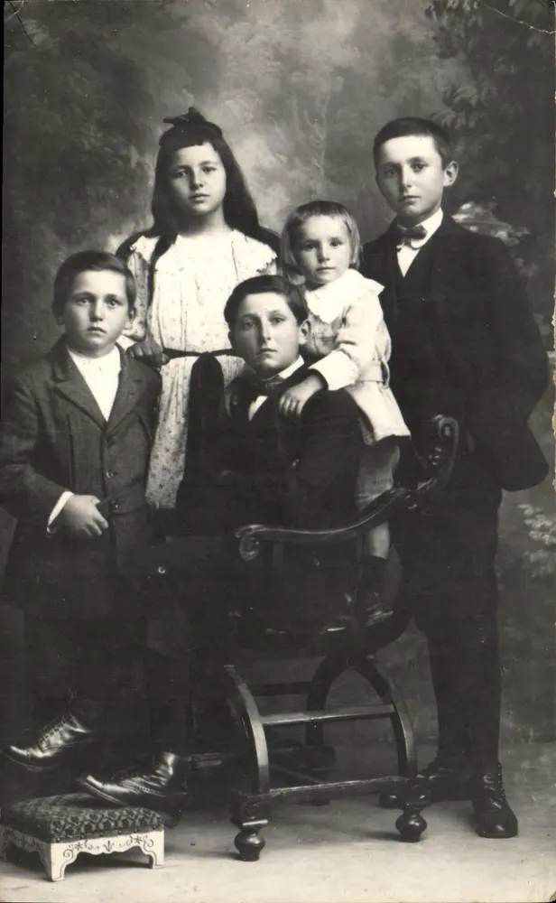 Familie — portret van vijf kinderen — uitgever TURBURE - Voorkant