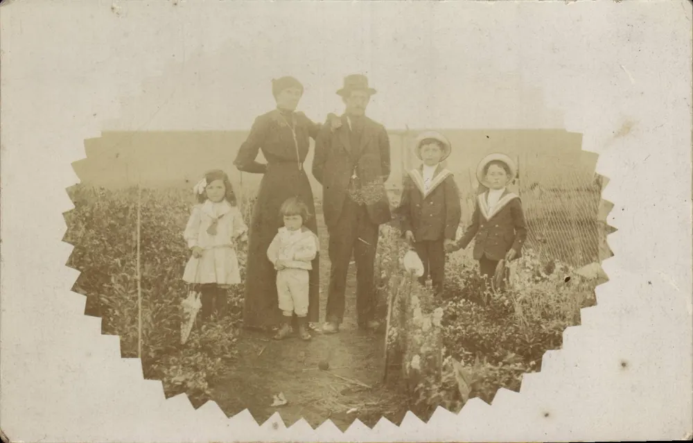 Família no jardim — fotografia emoldurada — República Argentina - Frente