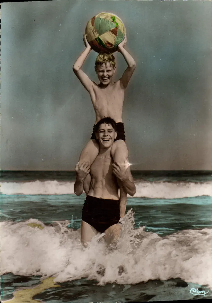 Dois meninos brincando na praia — série "As Alegrias do Verão" — editor Crim - Frente