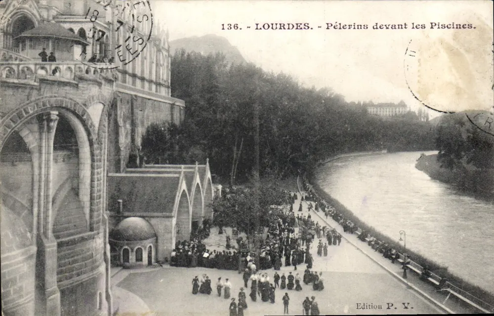 LOURDES - Pelerinos diante das Piscinas — Edição P. Y. n°136 - Frente