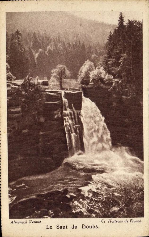 Le Saut du Doubs — cascade dans un paysage forestier — Almanach Vermot, Cl. Horizons de France - Frente