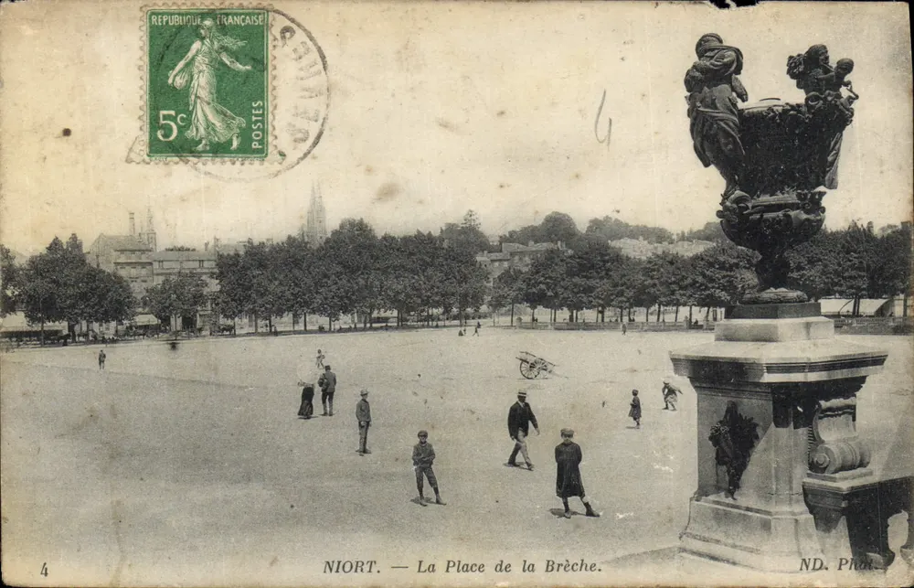 Niort — La Place de la Brèche — ND. Phot. - Voorkant