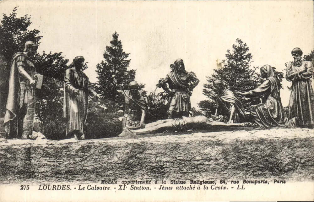 Lourdes - Das Calvarium - 11. Station - Jesus am Kreuz befestigt — Modell der religiösen Statue, 64, rue Bonaparte, Paris - Vorderseite