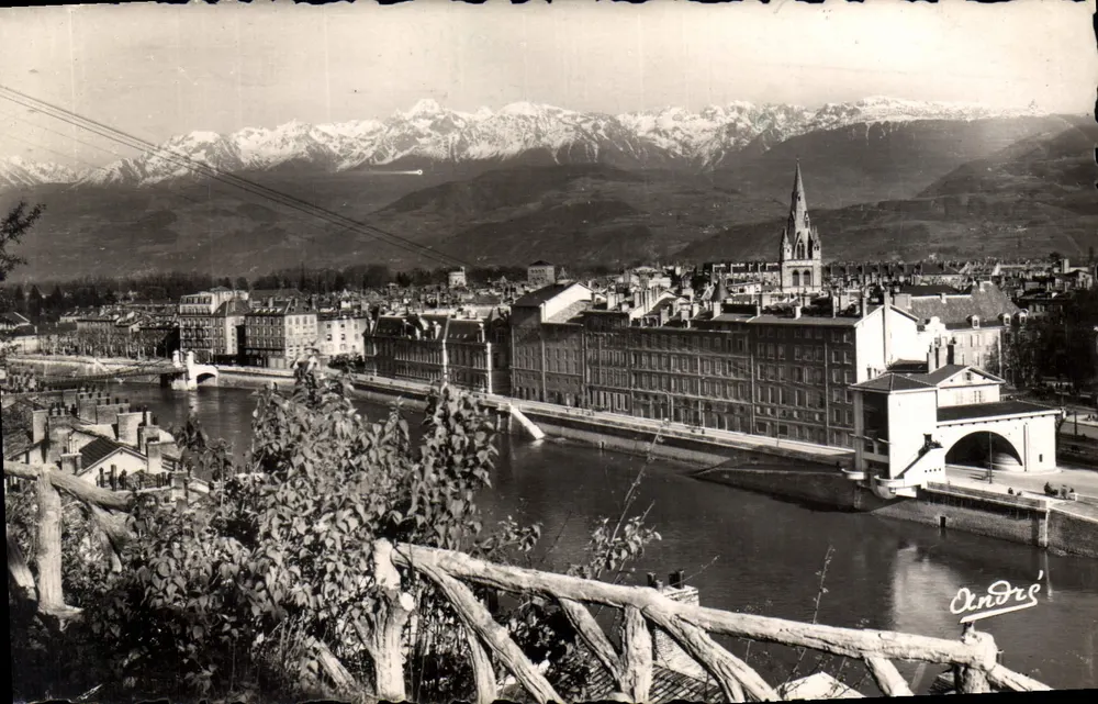 Grenoble — Allgemeiner Blick und die Kapelle der Alpen — André - Vorderseite