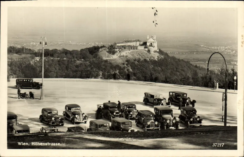 Viena, Höhenstrasse — vista panorâmica com veículos da época e igreja na colina — Echte Photographie, n° 37217 - Frente