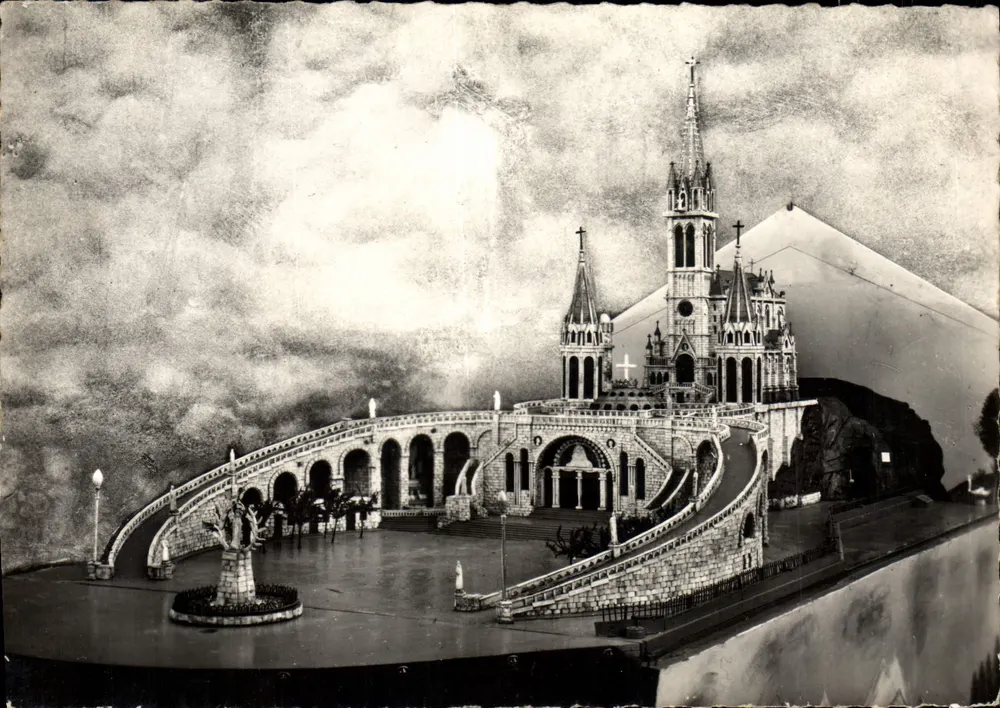 Basilika von Lourdes — Nachbildung aus Knochen — Werk von M. Banos - Vorderseite