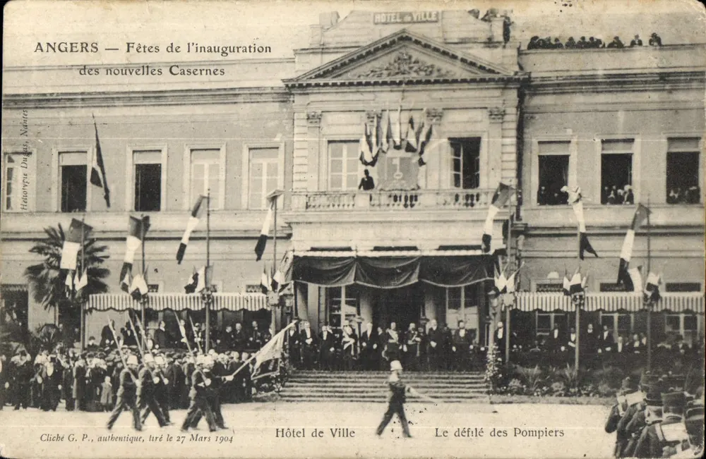 Angers — Fêtes de l'inauguration des nouvelles Casernes — Hôtel de Ville, éditeur Honoré Dugas, Nantes - Frente