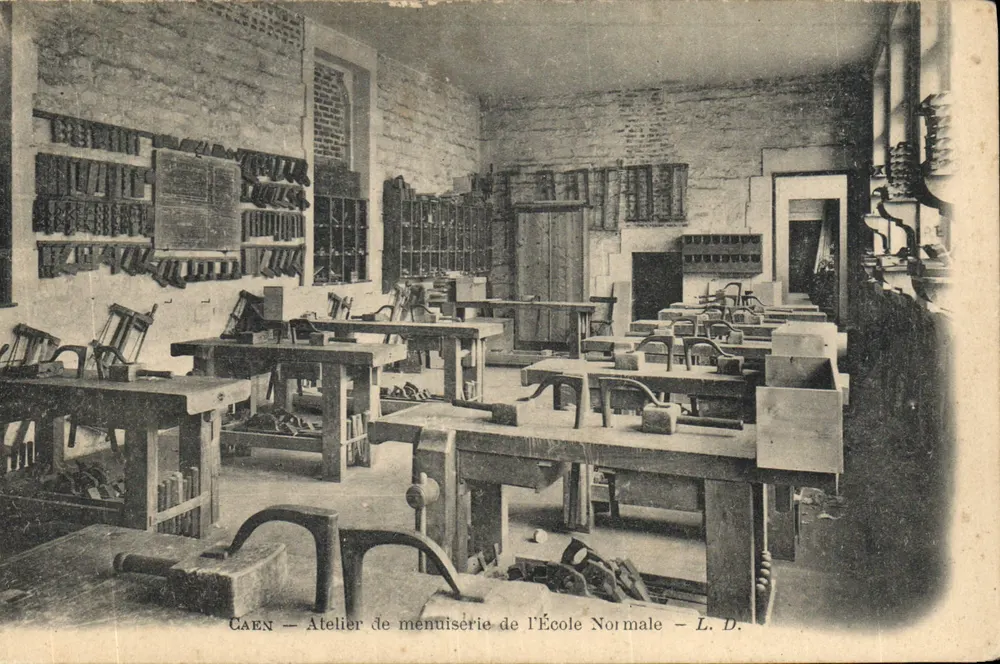 Caen — Holzarbeitswerkstatt der École Normale — L. D. - Vorderseite