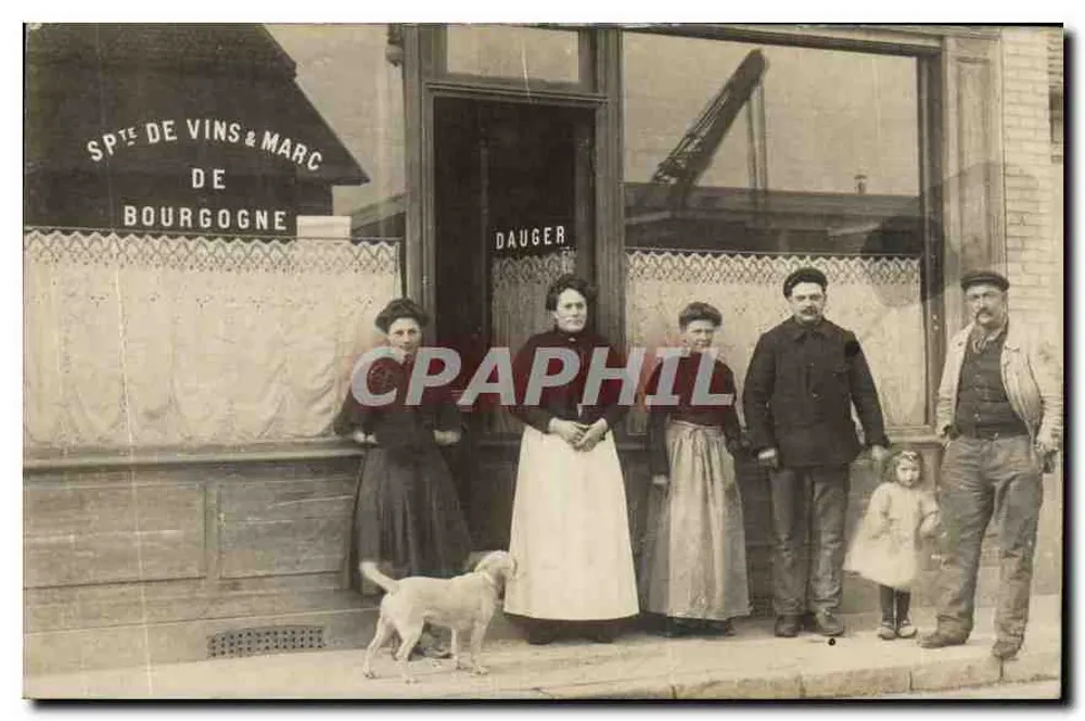 Família diante de uma loja de vinhos e marc de Borgonha — Dauger — editor não visível - Frente