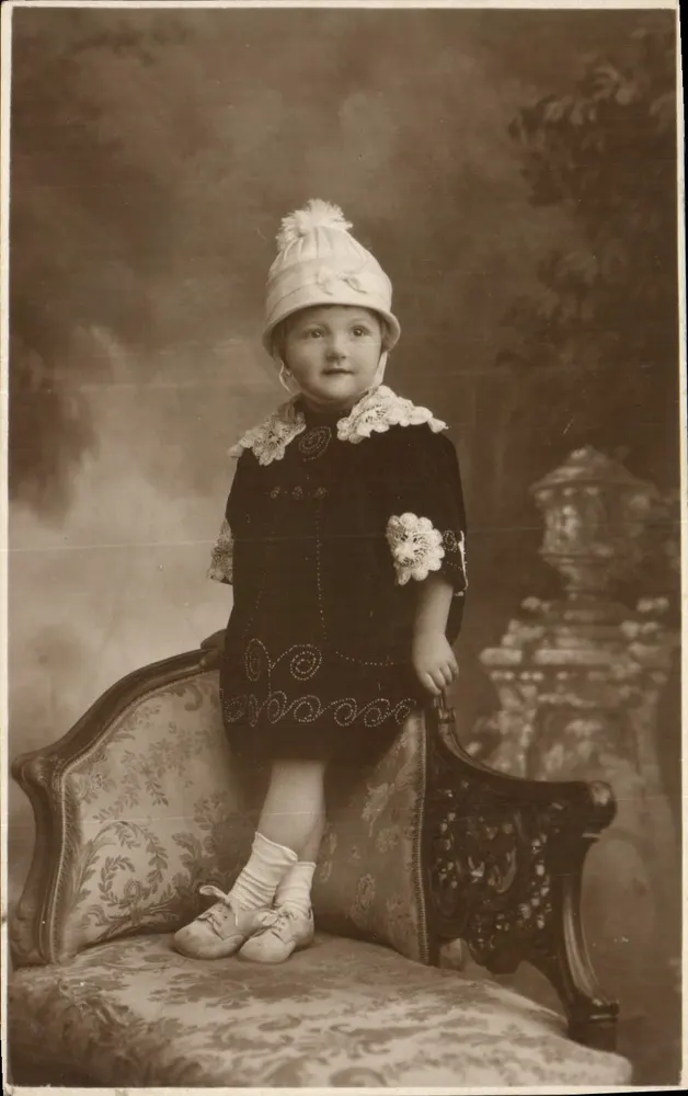 Menina pequena em traje da época — chapéu com pompom — editor desconhecido, n° de série 120 - Frente