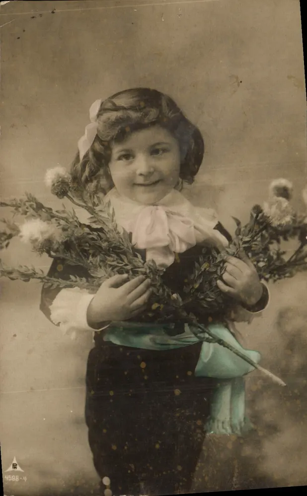 Niña sosteniendo un ramo de flores — estudio fotográfico — serie 4598-4 - Anverso