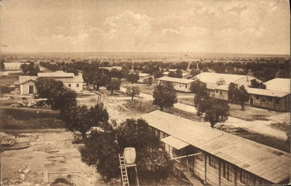 Vista aérea de um campo militar — Editor: H. D. P. — N° 603 - Frente