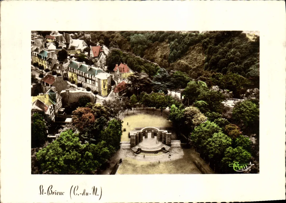St-Briec (C.-du-M.) — Vista aérea do teatro e das promenades — Edições Combiér - Frente