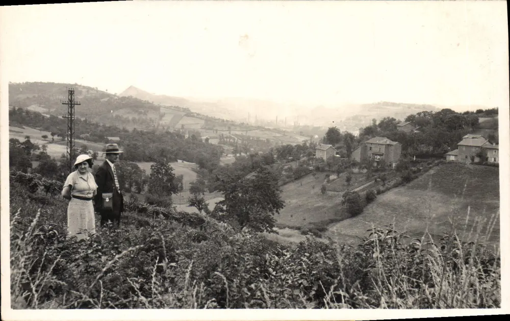 Visão panorâmica de montanha — casal em primeiro plano — editor desconhecido - Frente