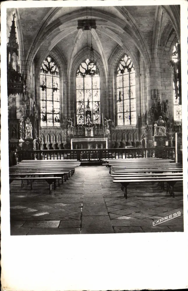 Interior da catedral Notre-Dame de Quelven — Editor Express - Frente