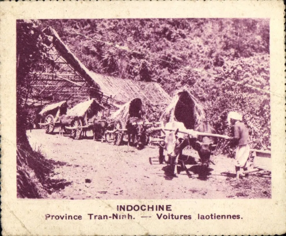 Indochina — Provincia de Tran-Ninh — Coches laosianos. - Anverso
