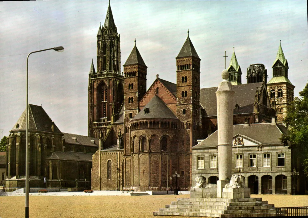 Maastricht - Vrijthof con Perroen — editor MUVA, n. de serie 106 - Anverso