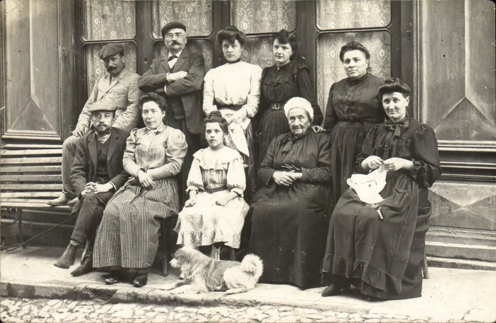 Familien- oder Freundschaftsgruppe — vor einem Gebäude — n°70 - Vorderseite