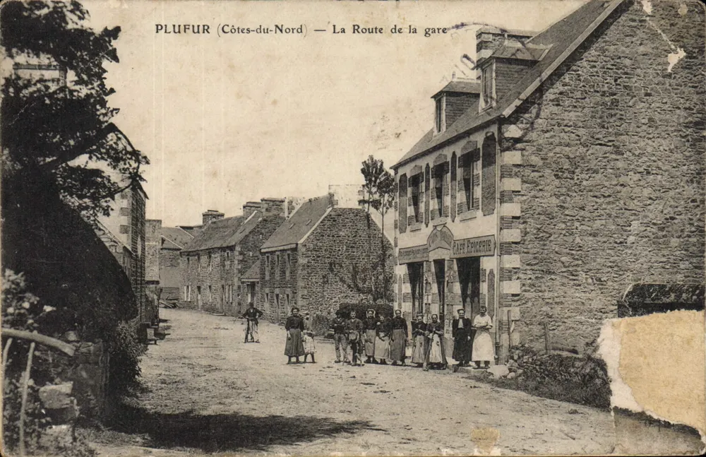 Plufur (Côtes-du-Nord) — La Route de la gare — Éditeur : Plufur (Côtes-du-Nord) - Vorderseite