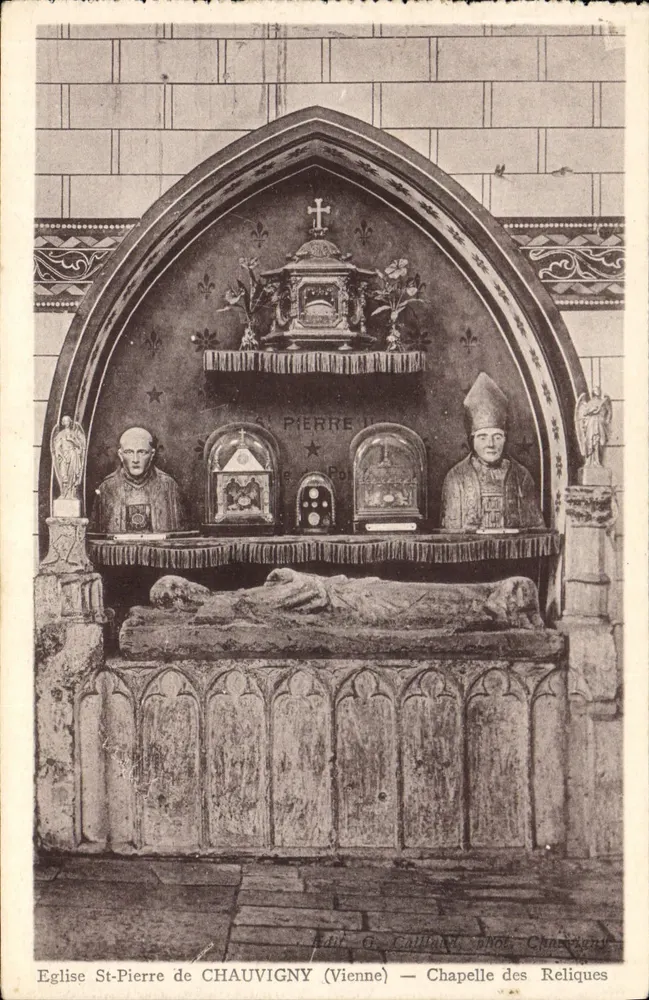 Kirche St-Pierre in CHAUVIGNY (Vienne) — Kapelle der Reliquien - Vorderseite
