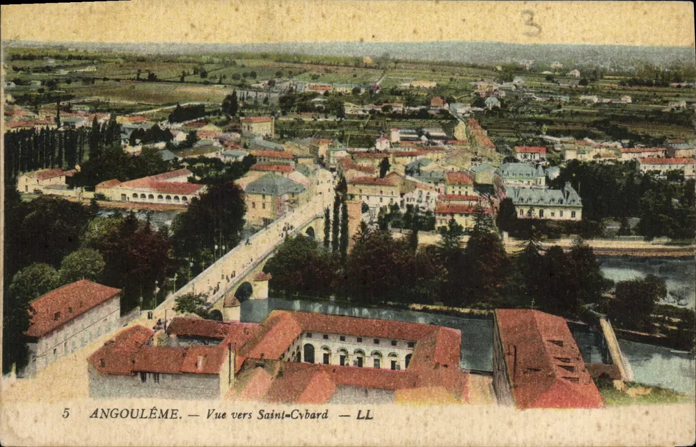 Angoulême — Vista em direção a Saint-Cybard — LL - Frente