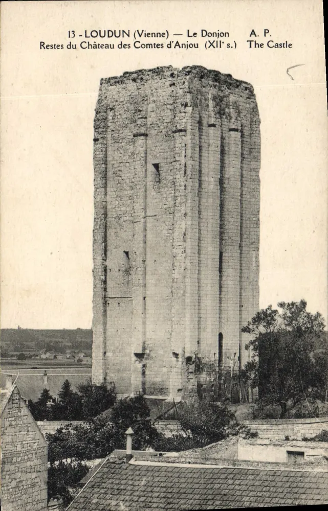 Loudun (Vienne) — Der Bergfried — Reste des Schlosses der Grafen von Anjou (12. Jahrhundert) — A.P. - Vorderseite