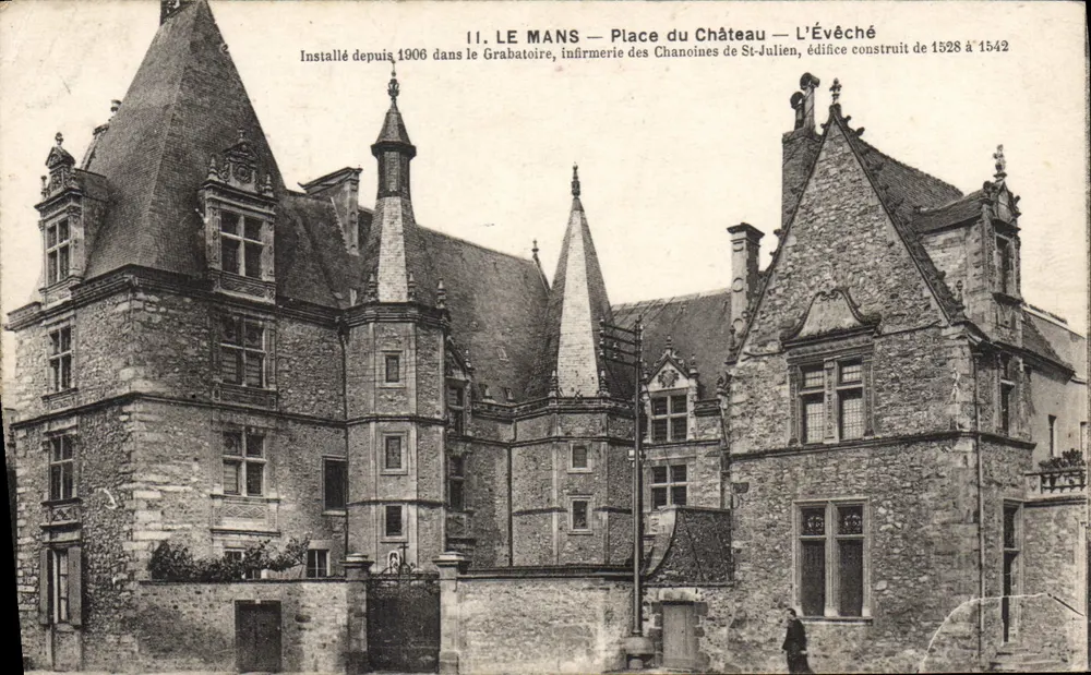 Le Mans — Place du Château — L'Évêché, édifice construit de 1528 à 1542 - Frente
