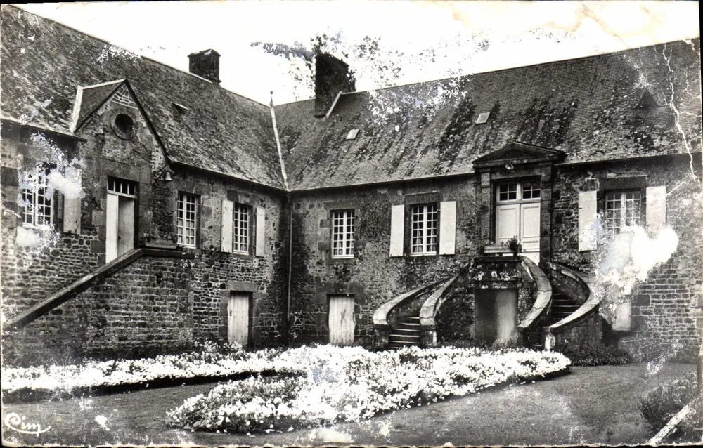Cour interior de um edifício histórico — Saint-Mars-sur-la-Futaie — editor R. Cimy - Frente