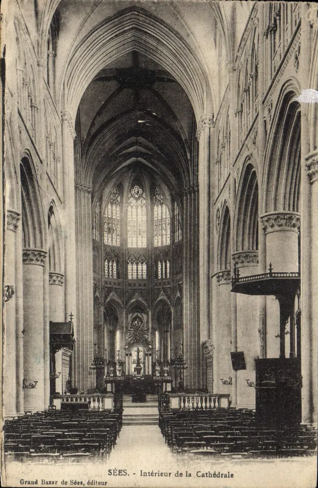 Sées - Interior da Catedral — Grand Bazar de Sées, editor - Frente